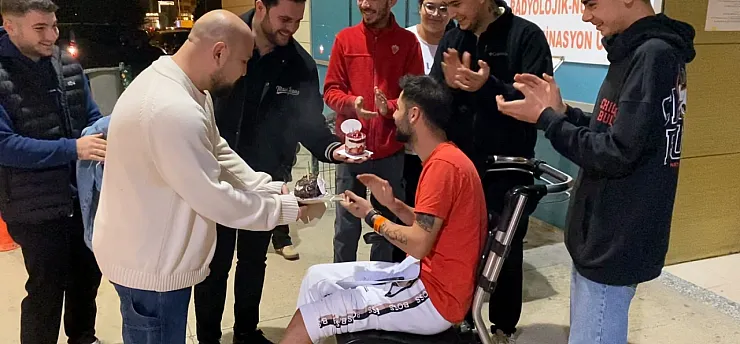 Doğum gününe giderken kaza yaptılar, acilde pastayı kestiler