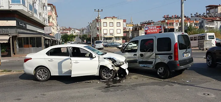 Dönüş için geniş manevra aldı, kaza kaçınılmaz oldu