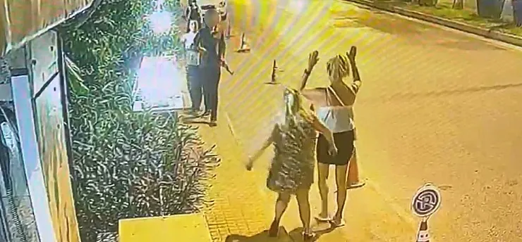 Elinde uzun namlulu plastik silahla sokağa çıktı jandarmayı alarma geçirdi