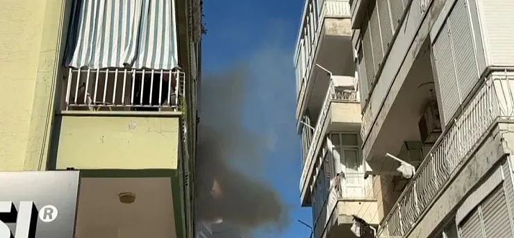 Evin mutfağında çıkan yangında evde bulunan 3 kişi dumandan etkilendi