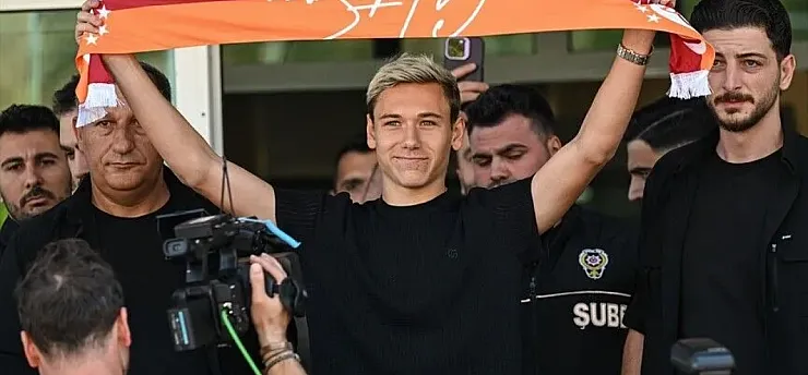 Galatasaray'ın transfer görüşmelerine başladığı Aleksey Batrakov İstanbul'da