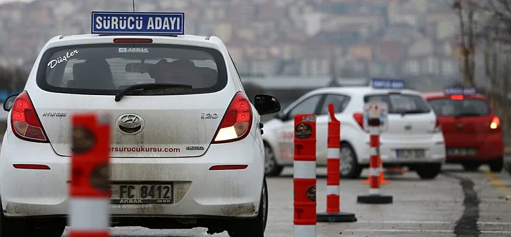 Güneşe çıkamayan sürücü adayı direksiyon sınavına akşam girecek