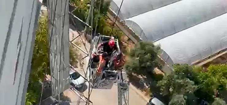 Halatı kopan iskelede mahsur kalan 2 işçiyi itfaiye kurtardı