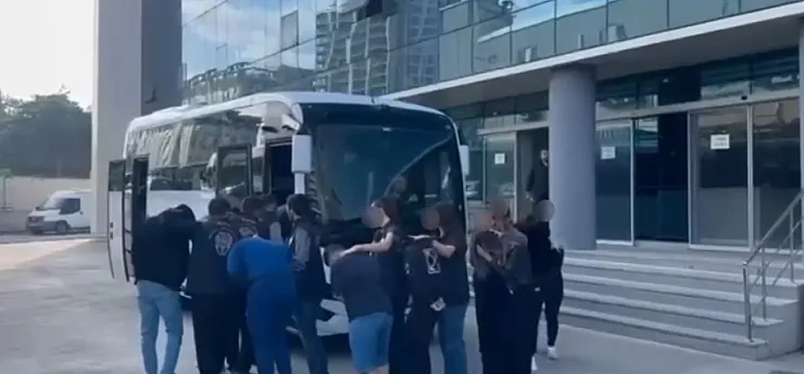 İnternette kadın kılığına girip evlilik vaadiyle kandırdılar, sonra tehdit ettiler