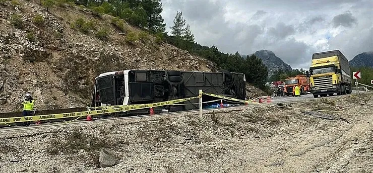 Isparta-Antalya karayolunda yolcu otobüsü devrildi: 1 ölü, 7 yaralı