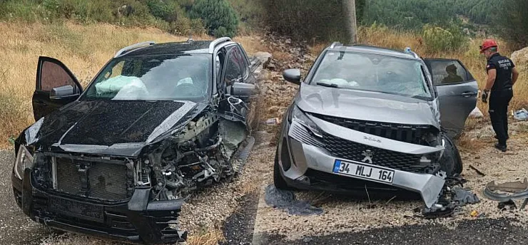 Isparta-Antalya Yolunda Korkutan Kaza! Aynı Araçtaki 4 Kişi Yaralandı