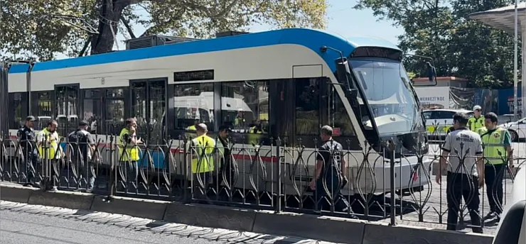 İstanbul Beyoğlu'nda Tramvay raydan çıktı, yolcular tahliye edildi