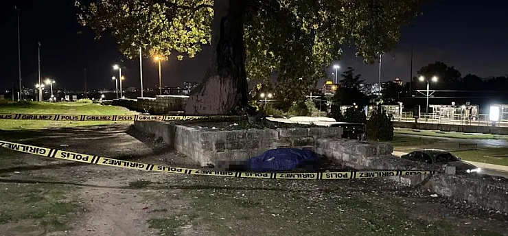İstanbul'da Korkunç Olay: Topkapı Surları Yakınındaki Yeşillik Alanda Cansız Beden Bulundu