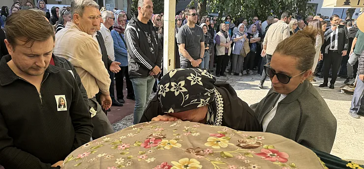 İzmir'de nişanlısı tarafından öldürülen kadının cenazesi toprağa verildi