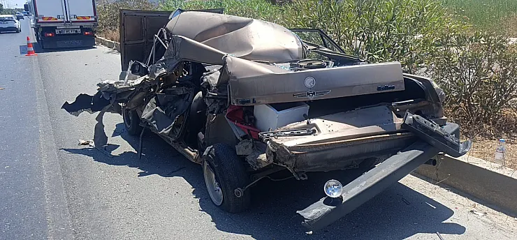 Kamyonun çarptığı Fiat Tofaş hurdaya döndü: Camdan dışarı atlayan sürücü hafif yaralı olarak kurtuldu