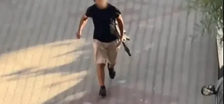Kapısına pompalı tüfekle dayandı, sokakta terör estirdi