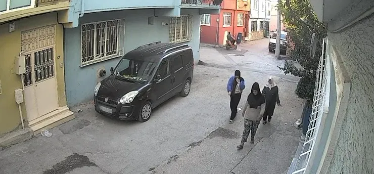 Kapısını film ile açtığı evden ziynet çalan kadın hırsız yakalandı