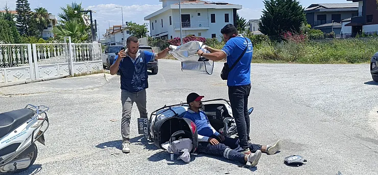 Kaza yapan mesai arkadaşlarını güneşten korumaya çalıştılar