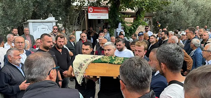 Kazada hayatını kaybeden hamile anne, 3 yaşındaki kızı ve bebeği toprağa verildi