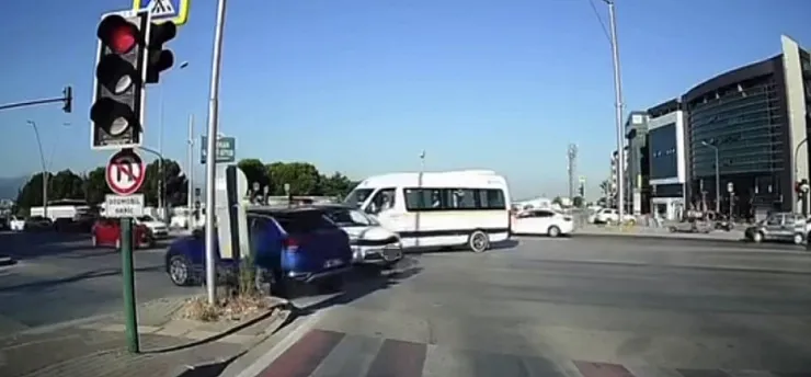 Kırmızı ışık ihlali kazaya neden oldu