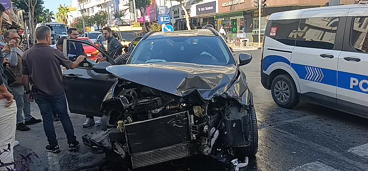 Kırmızı ışık ihlali yapan kamyonet ortalığı savaş alanına çevirdi: 2 yaralı