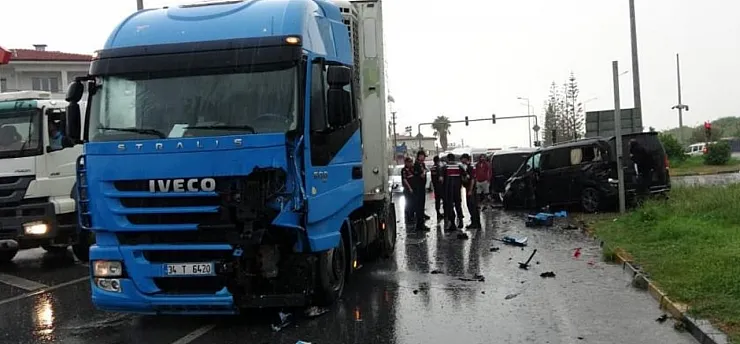 Kırmızı ışık ihlali yapan tır VİP tur araçlarına çarptı: 2'si turist 3 yaralı