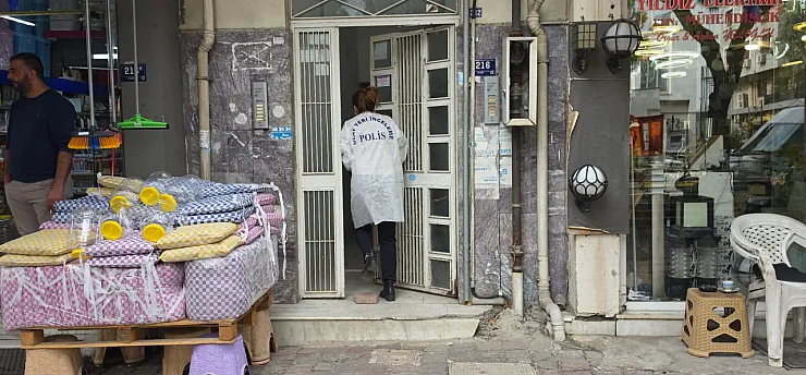 Kız arkadaşını kafasından vurdu