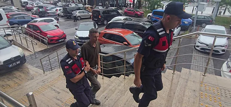 Kızlarını zincire bağlayan anne ve baba tutuklandı: 4 çocuk koruma altına alındı