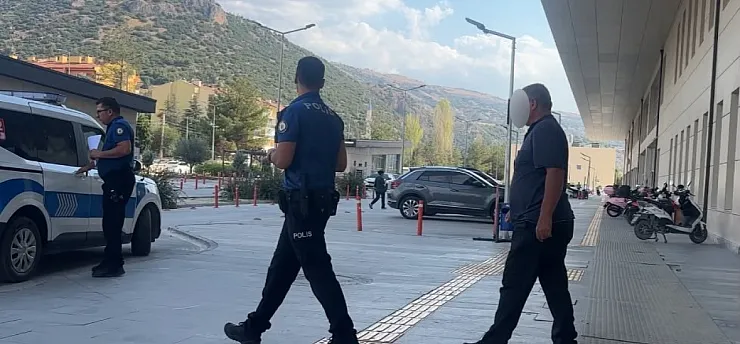 Komşular arasında araç park kavgası kanlı bitti: Baba oğul bıçaklandı