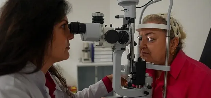Kontakt lensle denize veya havuza girmek görme kaybına neden olabiliyor