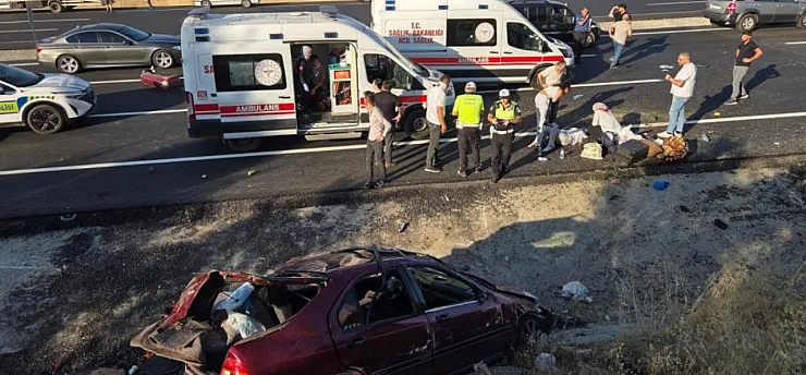 Kontrolden Çıkan Otomobil Karşı Şeride Geçti: 1 Kişi Hayatını Kaybetti, 7 Kişi Yaralandı
