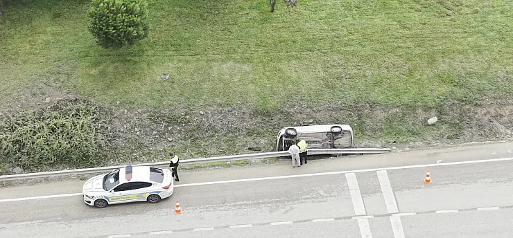 Kontrolden çıkan otomobil yoldan çıkarak yan yattı