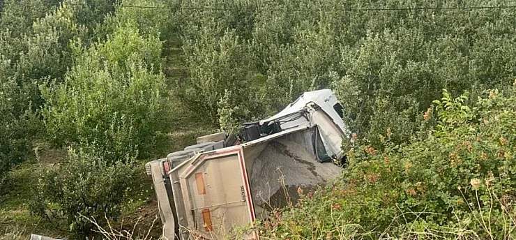 Kum Yüklü Tır Elma Bahçesine Devrildi: 43 Yaşındaki Sürücü Olay Yerinde Hayatını Kaybetti