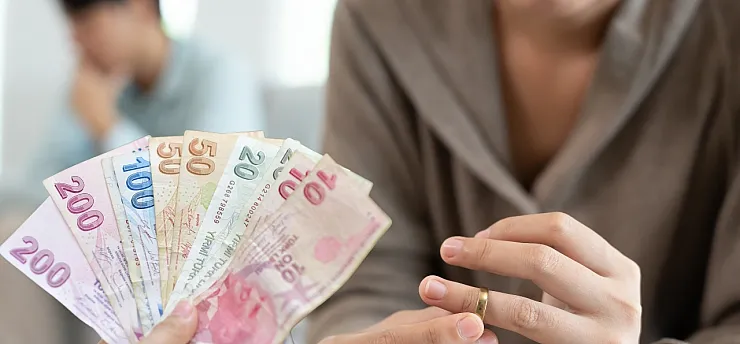 Maaşını evine harcamayan adama kötü haber