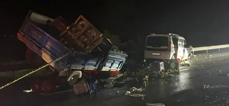 Meyve Yüklü Traktör Devrildi: 2 Kişi Yaşamını Yitirdi