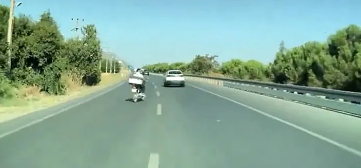 Motosiklet bir anda yola atladı, sürücünün refleksi sayesinde faciadan dönüldü