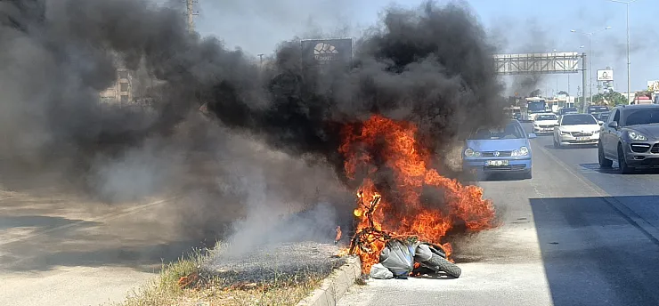 Motosikleti gözlerinin önünde demir yığınına döndü, yardım istediği sürücüler sadece izleyebildi