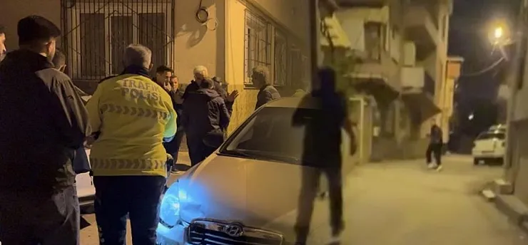Önce otomobille kovaladı, kaza yaptırdı... Kaldırım taşıyla peşine düştü