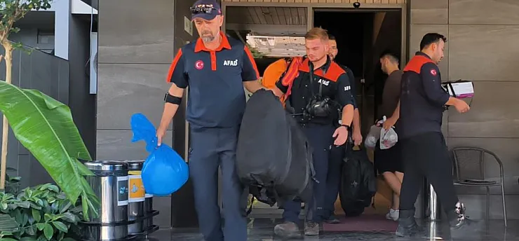 Otel odasında ölü bulundu, yanındaki maddeler ekipleri alarma geçirdi