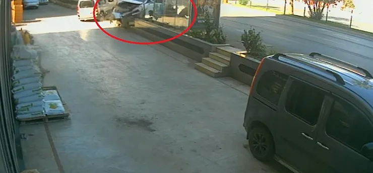 Otomobil önce yayaya çarptı ardından otobüs durağına daldı: 3 yaralı