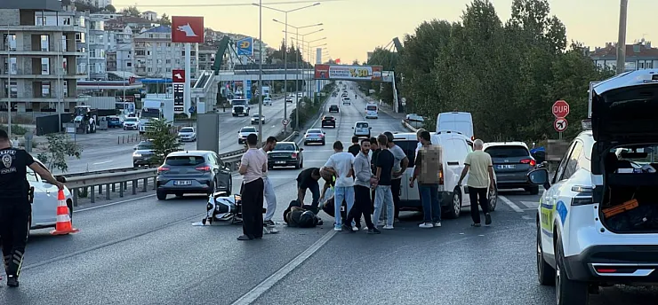 Otomobile çarpan genç motosiklet sürücüsü yola savruldu