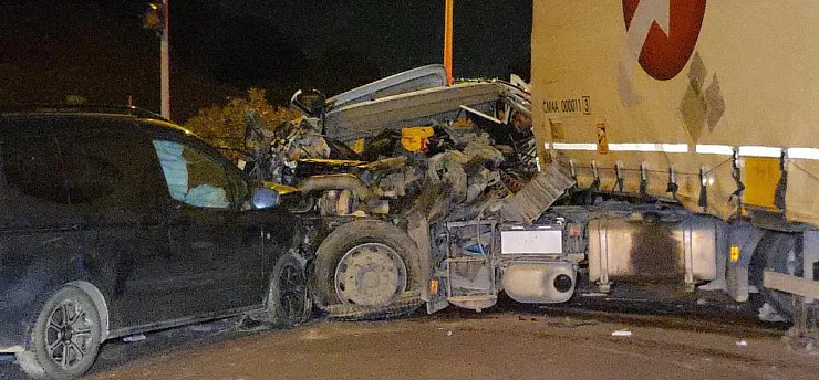 Otoyolda can pazarı! Tır sürücüsü hayatını kaybetti, 7 kişi yaralandı