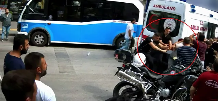 Polis bıçağı elinden aldı, faciayı önledi