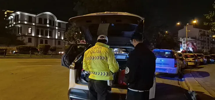 Polisin 'dur' ihtarına uymayıp kırmızı ışıkta makas atarak kaçan motosikletliye 353 bin lira ceza