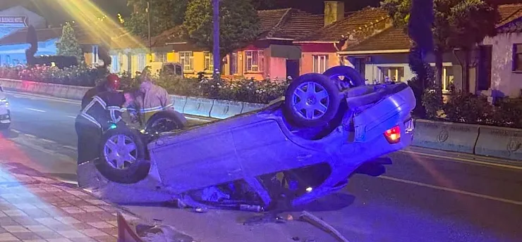 Refüje çarpan otomobil ters döndü: 2 yaralı