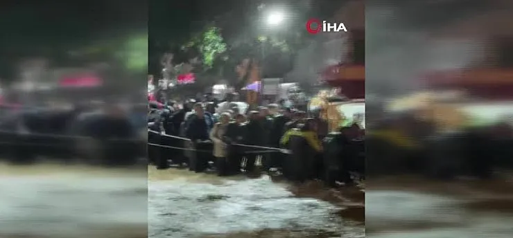 Sarıyer'de dere taştı: Araçlar sürüklendi, mahsur kalanlar halatlarla kurtarıldı