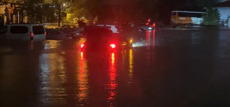 Sarıyer'de otoparkta araçlar sular içinde kaldı