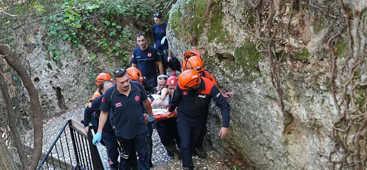 Şelaleyi gezerken 6 metrelik yamaçtan düşüp mahsur kaldı, ekipler tarafından kurtarıldı