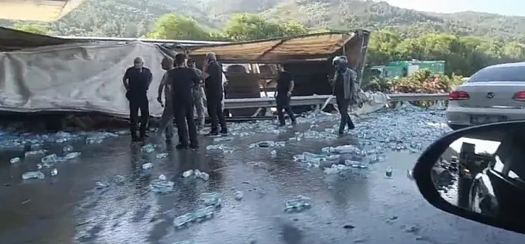 Su yüklü tır hızlı tren köprüsü ayağına çarptı: Sürücü hayatını kaybetti
