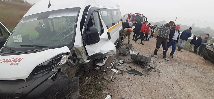 Susurluk'ta işçi servisi ile otomobil kafa kafaya çarpıştı: 10 yaralı