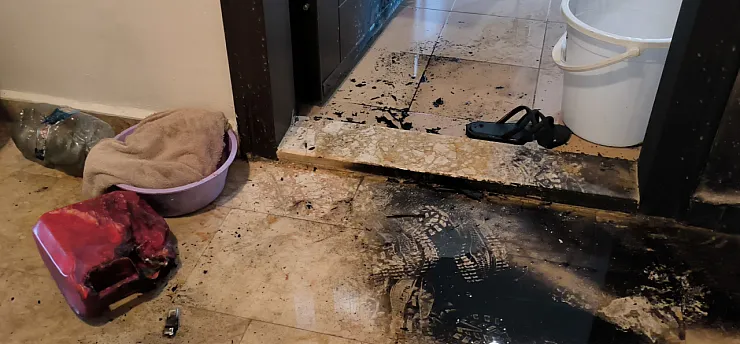 Tartıştığı eski kız arkadaşının daire kapısını benzinle ateşe verdi