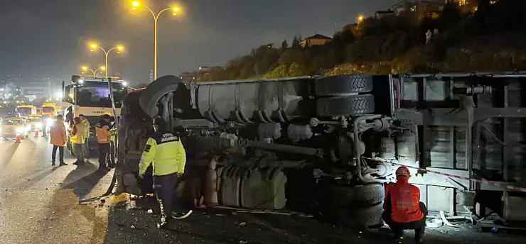 TEM'de feci ölüm: Kullandığı tırın altında kalan sürücü hayatını kaybetti, 2 yaralı