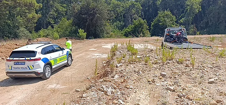 Trafik uygulamasını görünce motosikletini ormanlık alana bırakıp kaçtı, cezadan kaçamadı