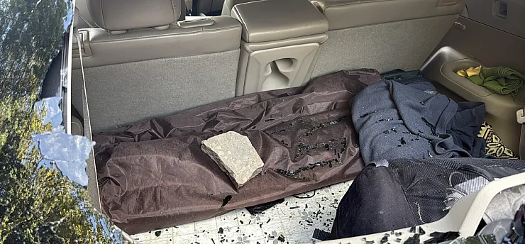 Trafikte yol verme kavgası: Taşla camını kırdıkları aracın sürücüsünü darbettiler
