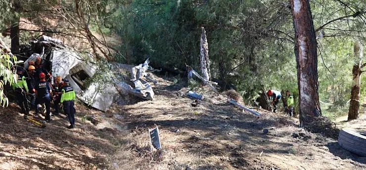 Turistleri taşıyan otobüs şarampole uçtu: 2 ölü 9 yaralı